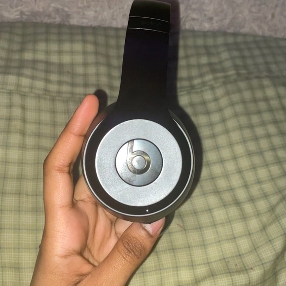 The headphones are literally brand new. I still have the original packaging - Picture 3 of 4